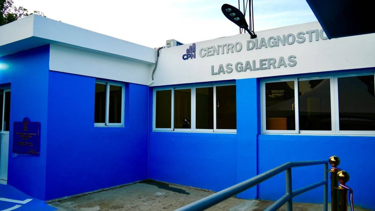 Blue-and-white exterior of the Centro Diagnóstico Las Galeras