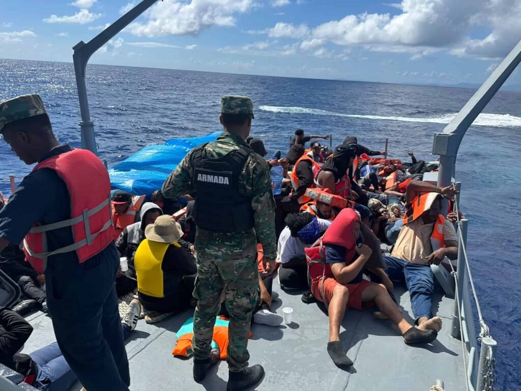 Rescatan a 61 personas de una embarcación que se hundía frente a Cabo Cabrón